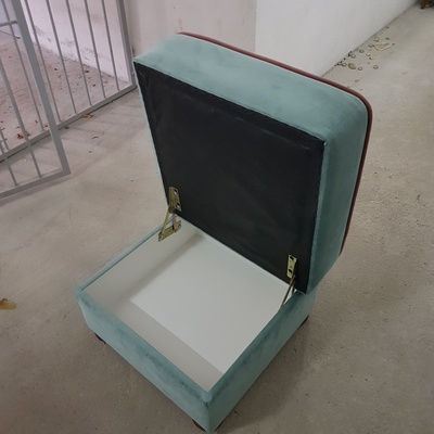 Elbląg Sprzedam 2 pufy z brązowymi lamówkami o wym 60×60×wysokość 40 Stan jak nowe.