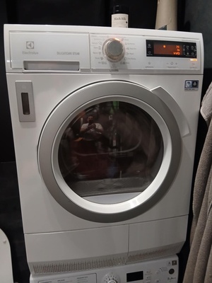 Elbląg Sprzedam suszarkę Electrolux z pompą ciepła. Stan używana, sprawna. Wszystko działa. Cena 550 zl do małej