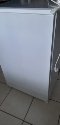 Elbląg Sprzedam lodówkę meblową 86 cm wysoka. Lodówka ma 15 lat ale jest w pełni sprawna, chłodzi i mrozi może komuś