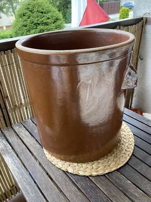 Elbląg Sprzedam duży gar gliniany(kamionkowy) 40 litrowy w bardzo dobrym stanie. Średnica otworu 37cm. 
Posiada dwoje