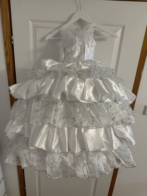 Elbląg Suknia księżniczki na bal z wszytym kołem r. większe 104.Posiada normalne ślady użytkowania.