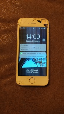 Elbląg Na sprzedaż iPhone 5S A1457 w kolorze białym. Telefon jest uszkodzony. Na ekranie widoczne są pęknięcia,