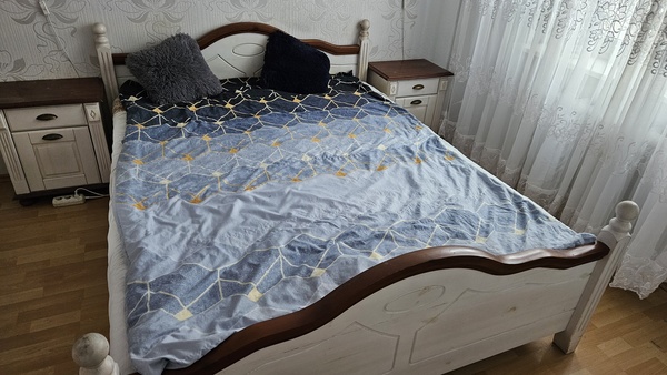 Elbląg Sprzedam łóżko do sypialni o wymiarach pod materac 160x200 cm. 
Wszystkie elementy   wykonano z litego drewna