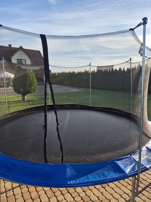 Elbląg Sprzedam trampoline ogrodową w dobrym stanie, średnica trampoliny 430cm. Wysokość 260cm. Wysokość do wejścia