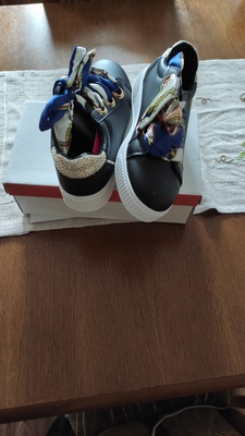 Elbląg Sprzedam nowe buty w rozmiarze 38. Kolor: czarny Materiał: Skóra ekologiczna (podejrzewam) Ozdobne sznurówki z