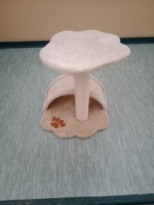 Elbląg Sprzedam drapak dla kota. 
Wysokość 44 cm, podstawa 36 cm x 36 cm, góra 32 cm x 32 cm. Stan widoczny na