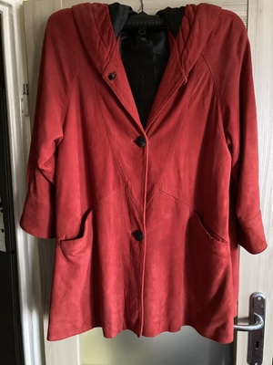 Elbląg Kurtka damska wiosna/jesień, czerwony zamsz, rozm.44-46,na 3 guziki, kapturem, z kieszeniami. 
Do negocjacji.