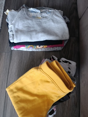 Elbląg Oddam ubrania dla dziewczynki rozmiar 98/104.Bluzki na długi rękaw i spodnie. Stan bardzo dobry i dobry. W