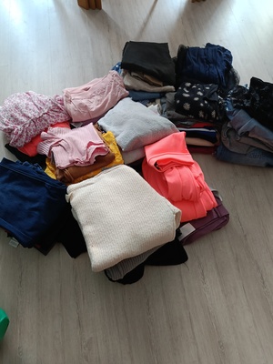 Elbląg Sprzedam duża pakę ciuchów dla dziewczynki dwa wory, rozmiar od 140-152.Spódnie, spodenki, bluzki, sukienki,