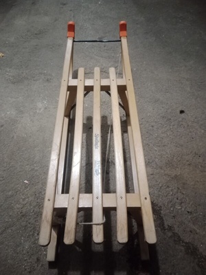 Elbląg Sprzedam sanki drewniane znanej firmy Spólnota. Stan widoczny na zdjęciach. Długość całkowita 105 cm, szerokość
