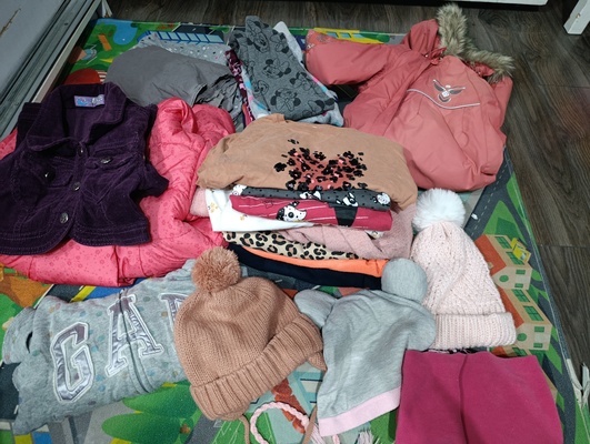 Elbląg Sprzedam ubrania dla dziewczynki. Stan bardzo dobry/ dobry bez dziur czy plam. Rozmiar 98/104.Kurtka zimowa,