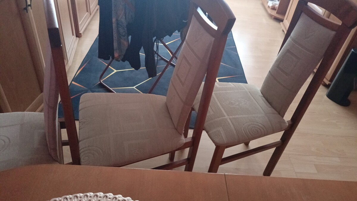 Elbląg Sprzedam w dobrym stanie Sofa z funkcją spania +Stół rokladany(blat ma ślady użytkowania)+3 krzesła. Wszystko w