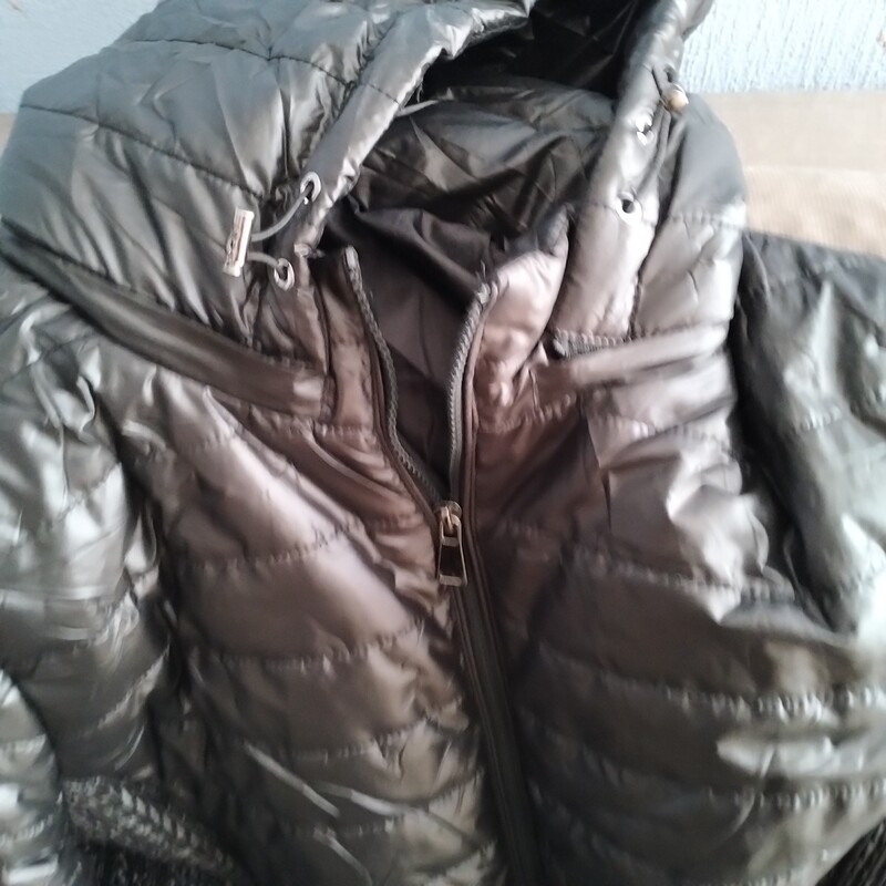 Elbląg Sprzedam okazyjnie kurtkę Pani rozmiar 44/46 z odpinanym kapturem, czarna ze względu na nietrafiony rozmiar.