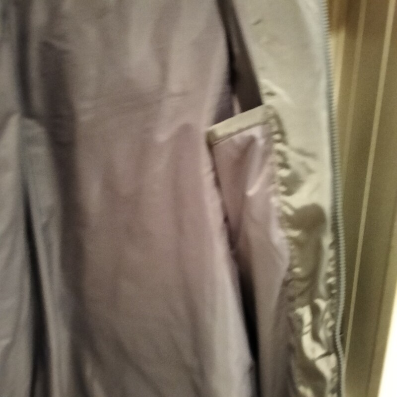 Elbląg Sprzedam zimową kurtkę rozmiar XXL koloru khaki.
Jest to rozmiar 44,dłuższa, ocieplana, kaptur odpinany, stan