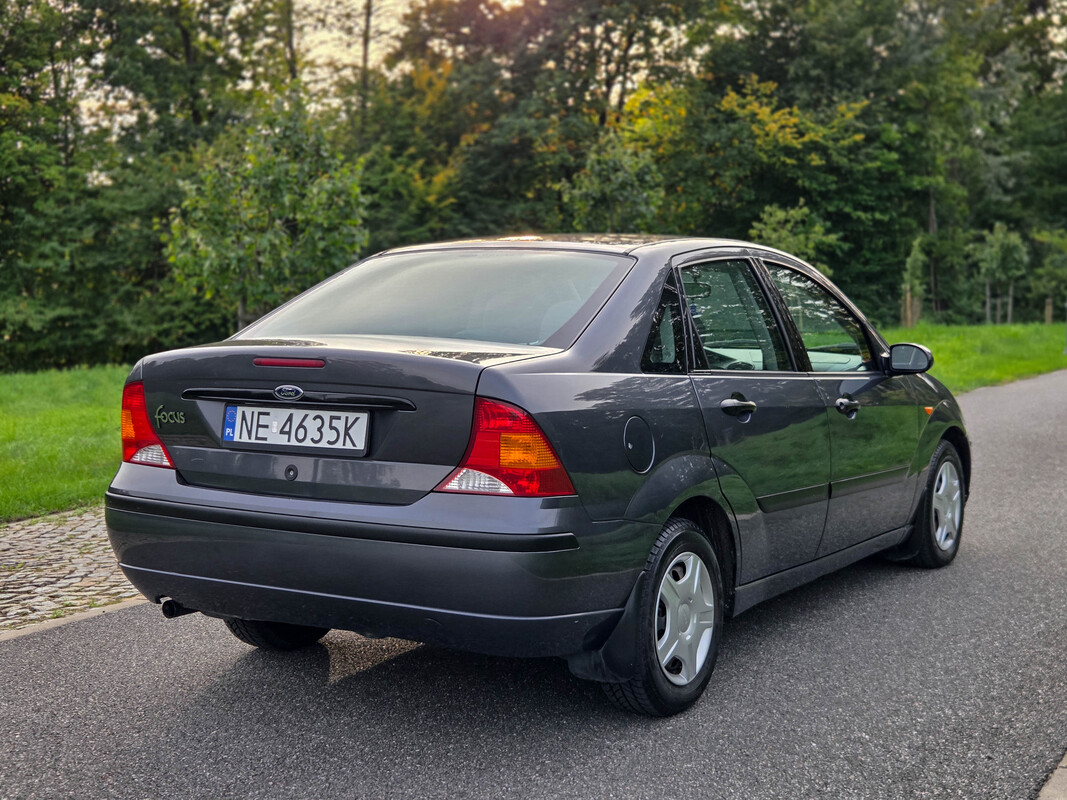 Elbląg Oferuję do sprzedaży auto Ford Focus z 2002 roku – klasyczny sedan z niezawodnym silnikiem benzynowym 1.8