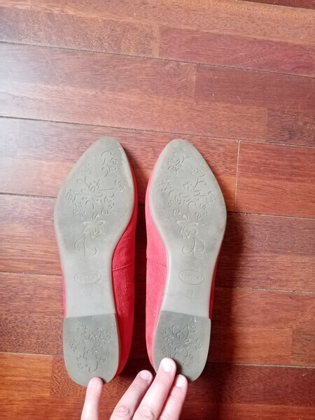 Elbląg Sprzedam sukienkę (kupiona w H& M). Rozmiar 36. Z tyłu haftka. Na 165 cm wzrostu. Na szczupłą osobę. Buty