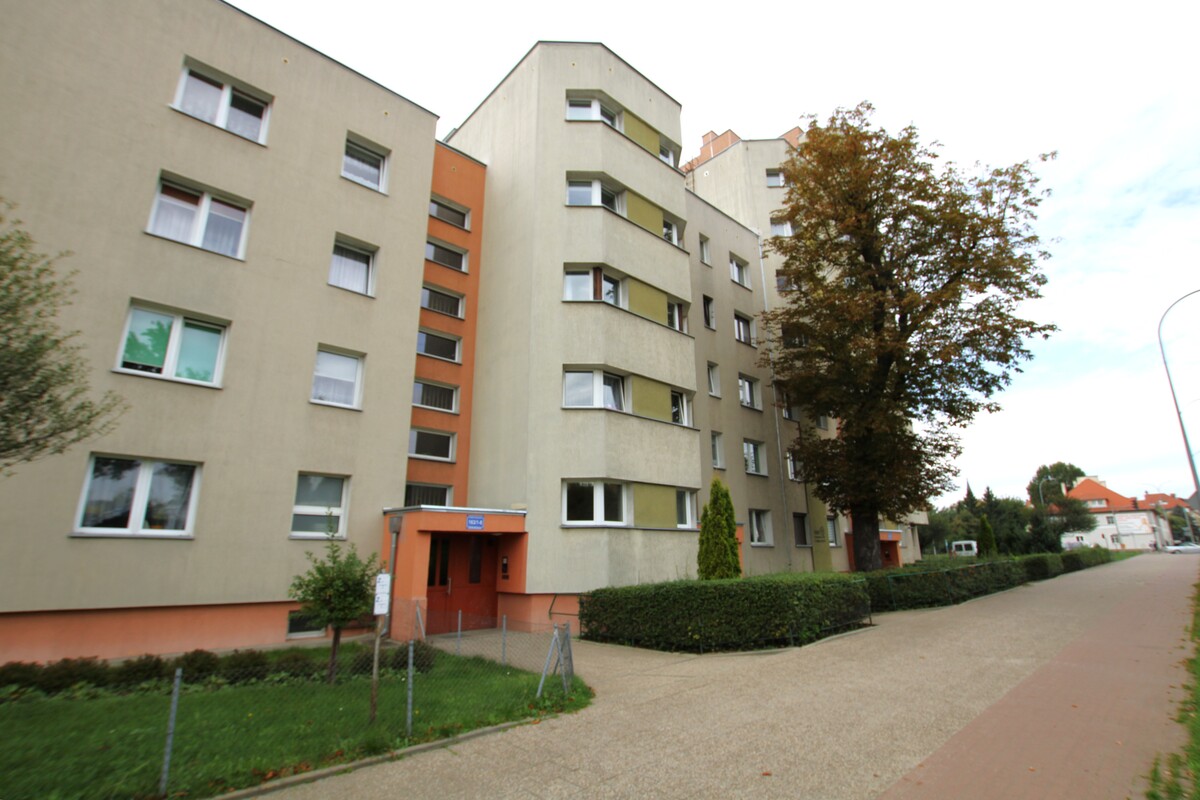 Elbląg NIERUCHOMOŚCI ANNA KRASZEWSKA Mieszkanie trzypokojowe z dużym balkonem, kompletnie umeblowane ul. Robotnicza
