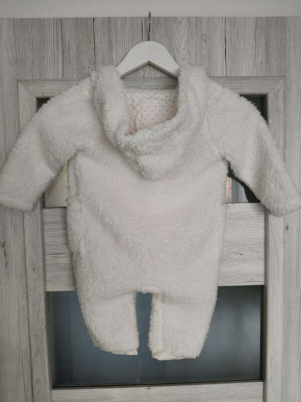 Elbląg Sprzedam dwa śpiworki ( w kropki- cieńszy 90 cm) ( w zwierzątka grubszy- 86-98cm) i dwa kombinezony (biały,