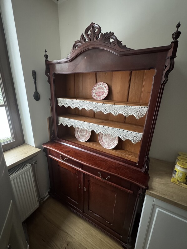 Elbląg Sprzedam 4 krzesła po 100 zł za sztukę, kredens za 500 zł i drewniany stół za 500 zl( wymiary 130/90 po