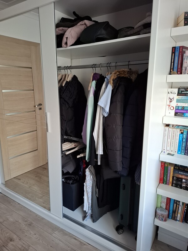 Elbląg Nowoczesna, biała szafa z kolekcji Agata Meble. Posiada dwie przesuwne drzwi, które zapewniają wygodny dostęp