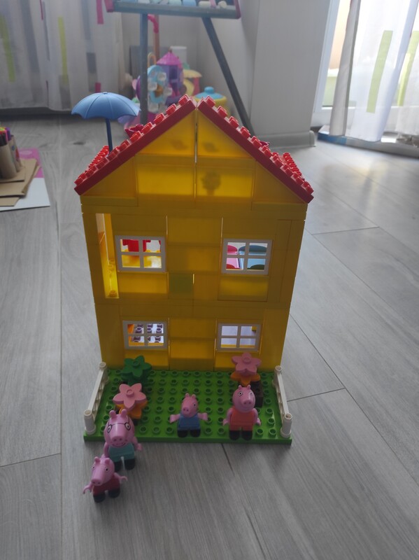 Elbląg Sprzedam domek świnki Peppy z ogrodem stan bdb polecam