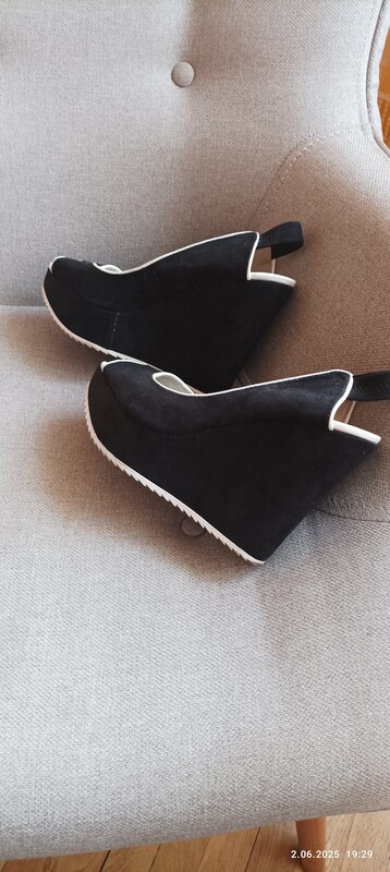 Elbląg Mam do sprzedania damskie czarne zamszowe buty-sandały na koturnie rozmiar 38 firmy Vicini. Sandały są jak