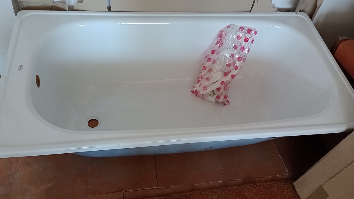 Elbląg Nowy, emaliowany stalowa wanna. Produkt wysokiej jakości, wykonany w Polsce przez firmę Emalia S. A. Wanna