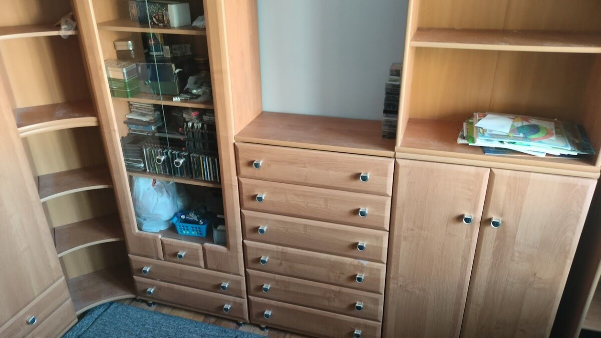 Elbląg Meble do pokoju z 8 części, składają się z szafek, komody z 6 szufladami, oszklonej witryny i półek, nadstawek.