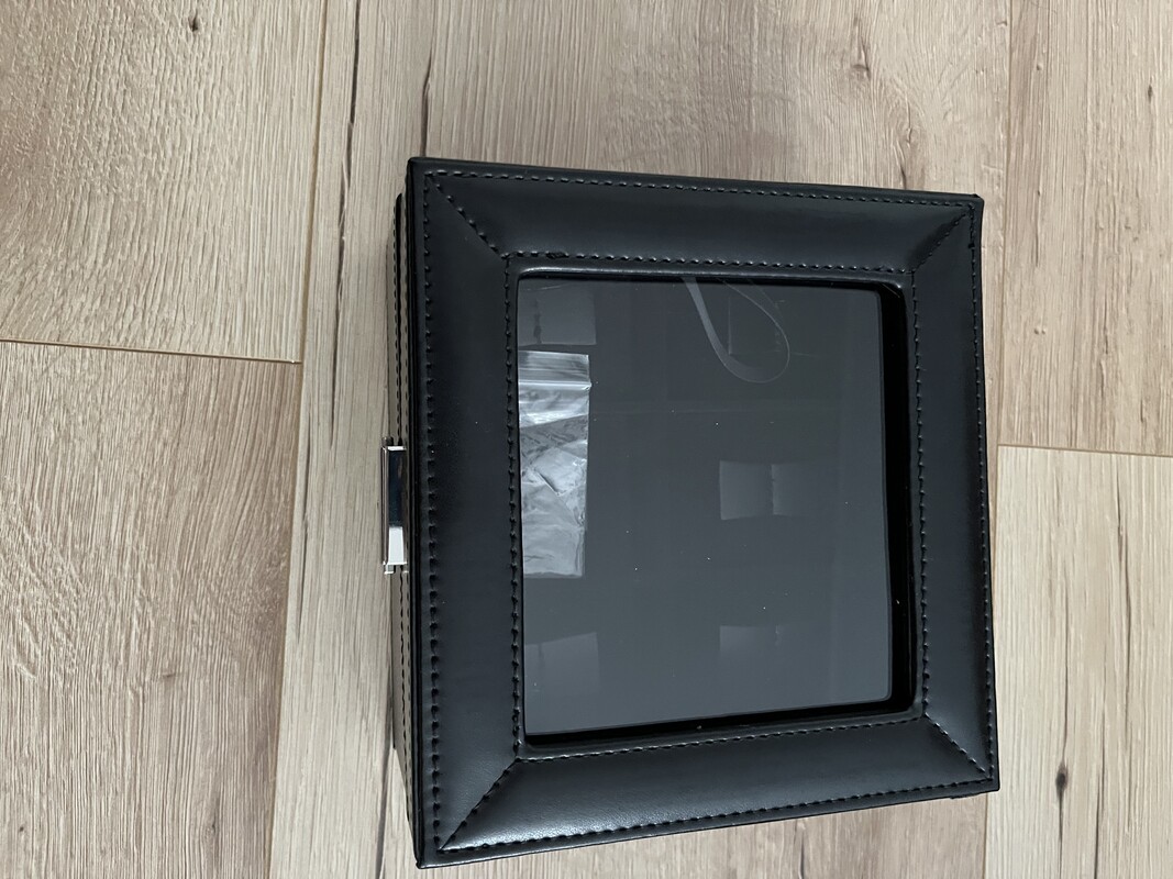 Elbląg Szkatułka na zegarki AURIOL, nowa nie używana kolor czarny. Pojemność na 6 sztuk zegarków. Idealna do