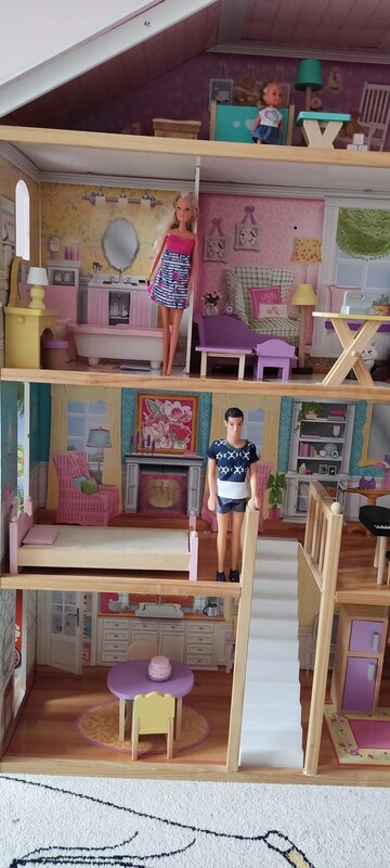 Elbląg Domek dla lalek dużyWymiary 130,51 x 32,99 x 129,49 cm, dużo mebeli oryginalnych w zestawie. na terenie