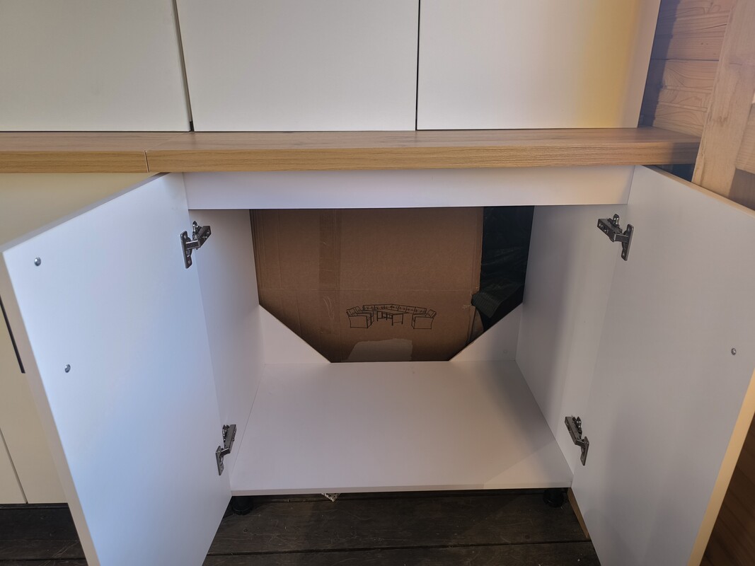 Elbląg Sprzedam nowy zestaw mebli kuchennych. korpus biały front biały blat i cokół dąb votan. Boki dolne 82 cm wys 50