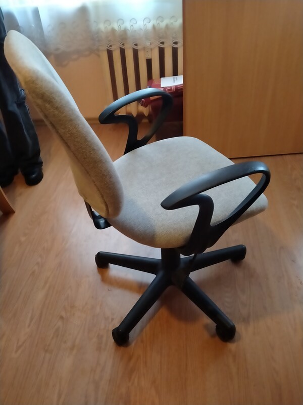 Elbląg Sprzedam krzesło /fotel na kółkach obrotowy kolor szary. Używany ale w bdb stanie. Cena 80 zł