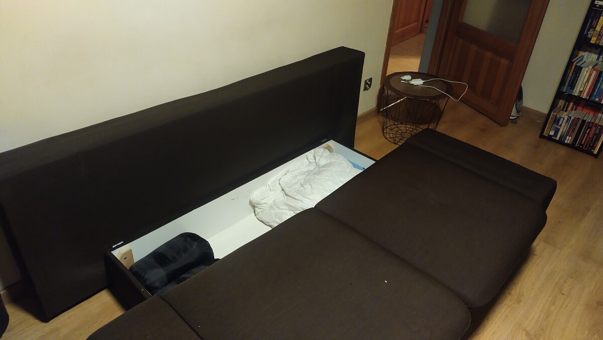 Elbląg Witam, oddam za darmo kanapę rozkładaną wraz z pufą. Może się komuś przyda na działkę itp. w dwóch miejscach