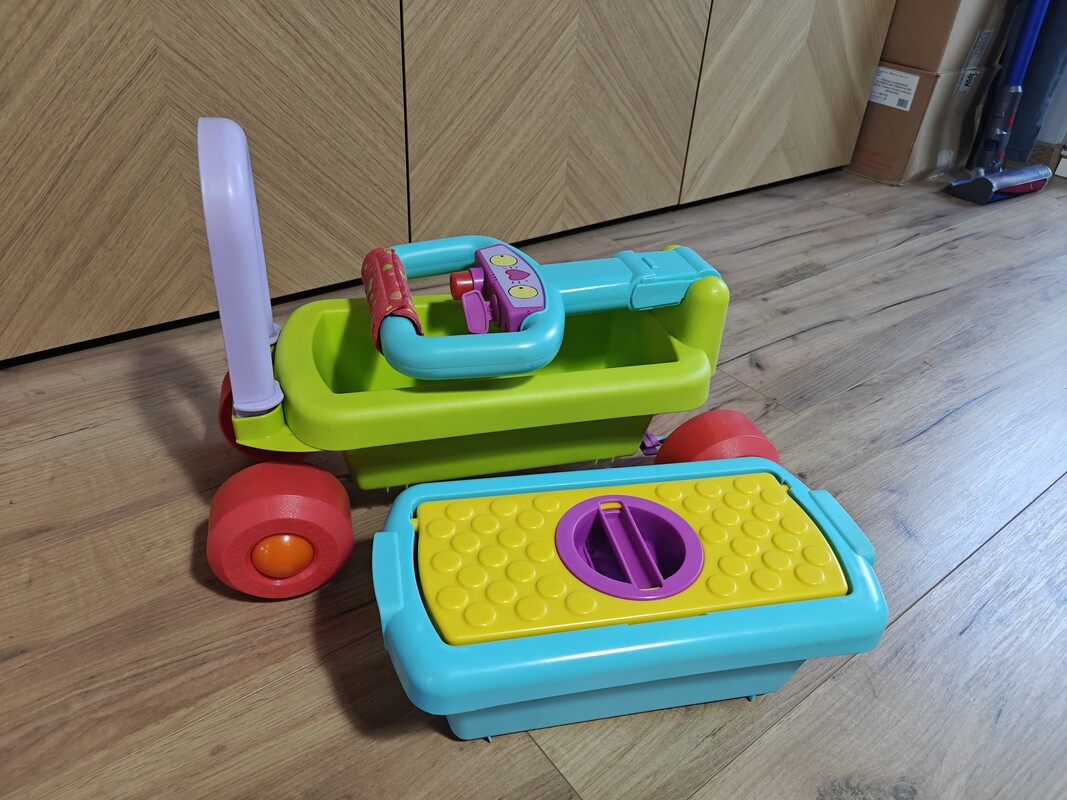 Elbląg Jeździk TAF TOYS z dodatkami. Mama do sprzedania jeździk w bardzo dobrym stanie. Dodatkowo narzędzia w kuferku.