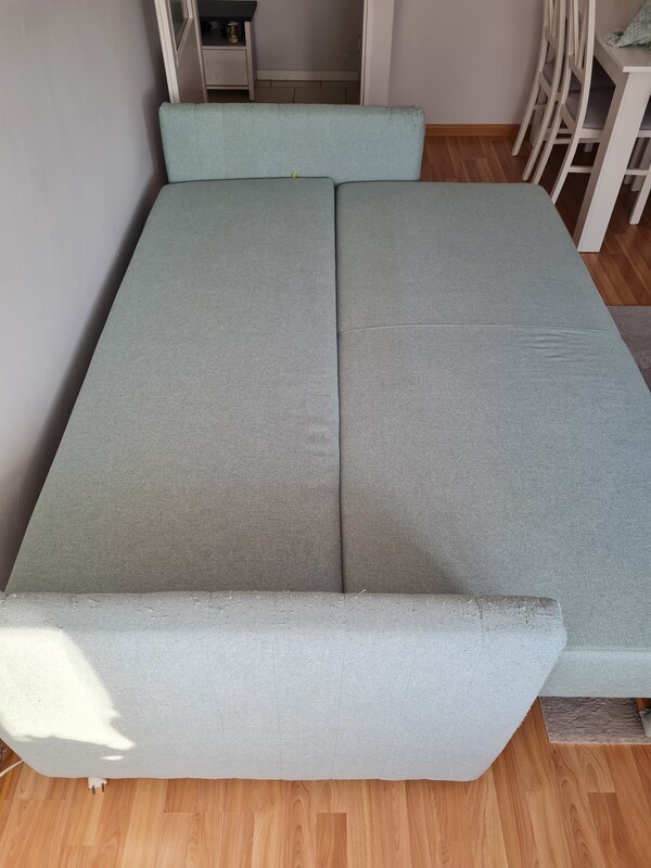 Elbląg Sprzedam sofę trzyosobową z pojemnikiem na pościel, rozkładana. Sofa odświeżona, nosi ślady zadrapań na bokach