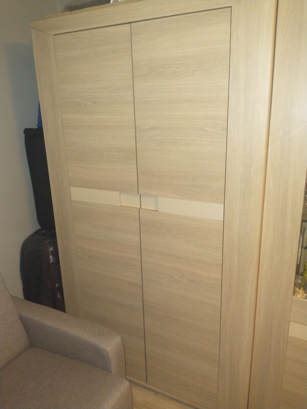 Elbląg Sprzedam szafę witrynę słupek komodę z lewej i prawej strony szafka pośrodku 3 szuflady oraz szafkę