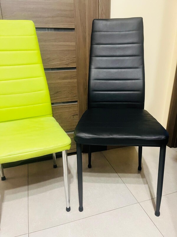 Elbląg Sprzedam 3 krzesła z ekoskory widoczne na zdjęciach. Cena za komplet. Odbiór osobisty w Elblągu w okolicy CH