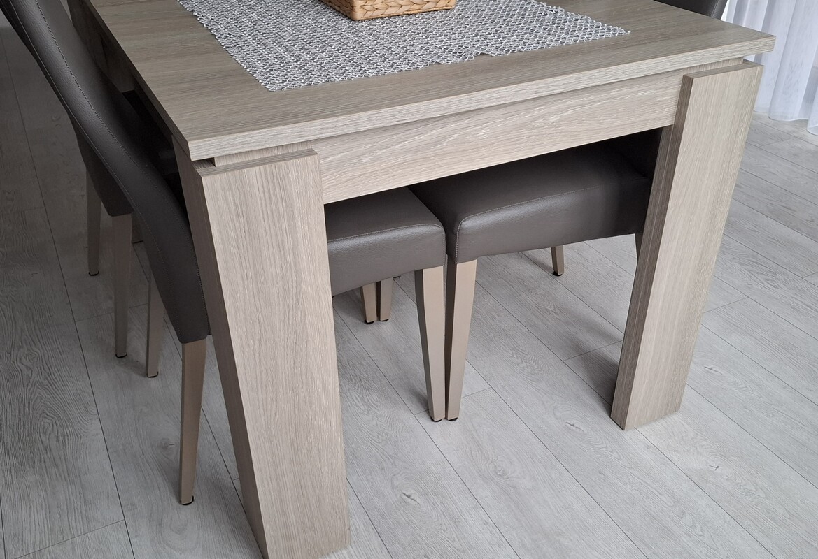 Elbląg Sprzedam stół rozkładany, z czterema krzesłami w stanie idealnym. Wym. Wysokość 77cm, szerokość 90cm, długość