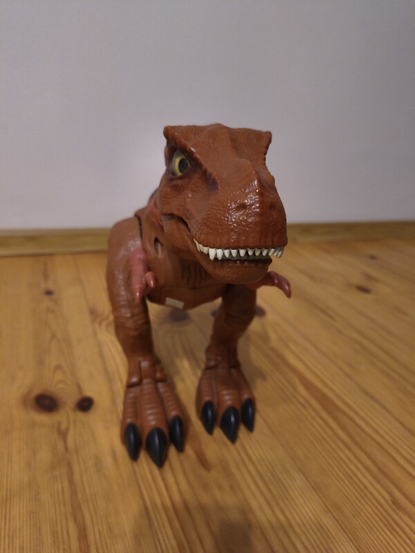 Elbląg Sprzedam dużego, interaktywnego dinozaura. Wysokość 30 cm, długość 50 cm. Dinozaur chodzi, wydaje dźwięki, rusza