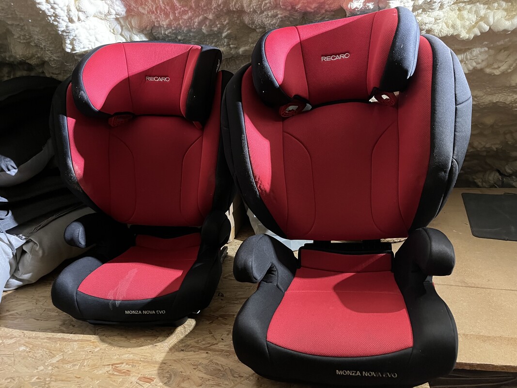 Elbląg Foteliki Recaro
Monza Nova Evo
Dwie sztuki
- wymagają wyprania tapicerki
- wpięcia isofix
- służyły od 3 do 6