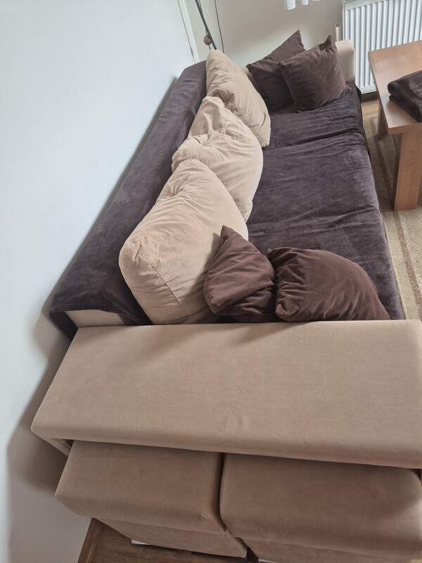 Elbląg SPRZEDAM za 150zł
rozkładana kanapa z dwoma pufami w komplecie.