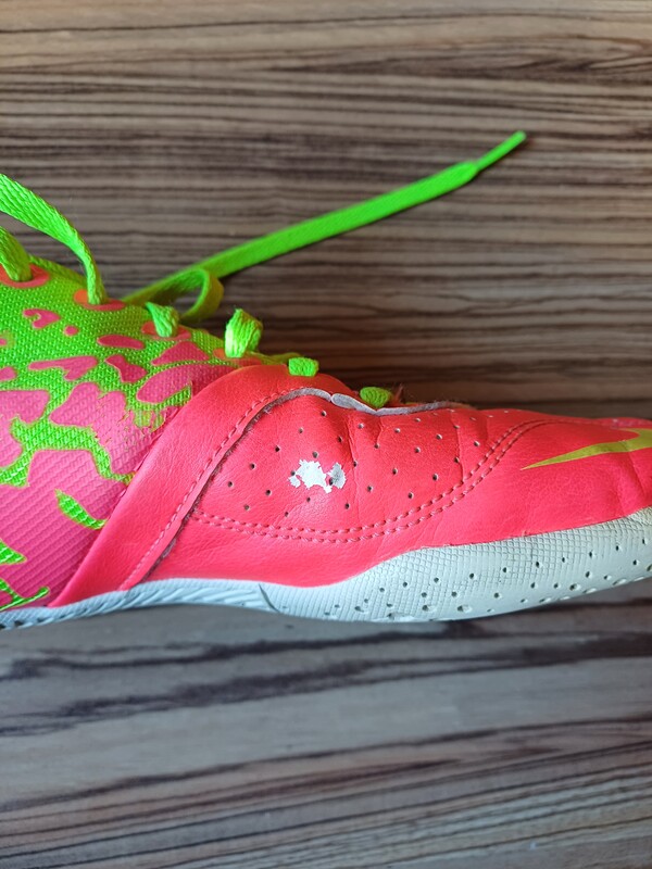 Elbląg Nike 40 halówki do odświeżenia, zadrapanie widoczne na zdjęciu