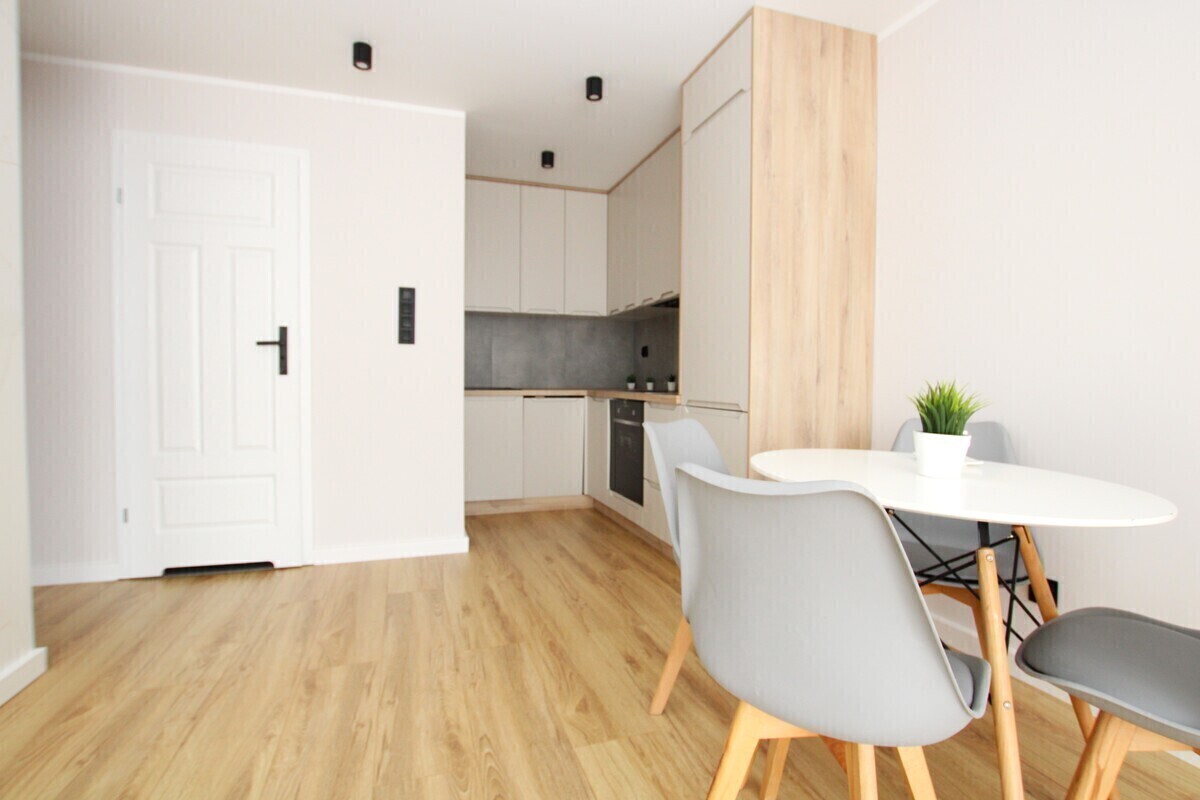 Elbląg NIERUCHOMOŚCI ANNA KRASZEWSKA 2-pokojowe mieszkanie po generalnym remoncie ul. Nowowiejska