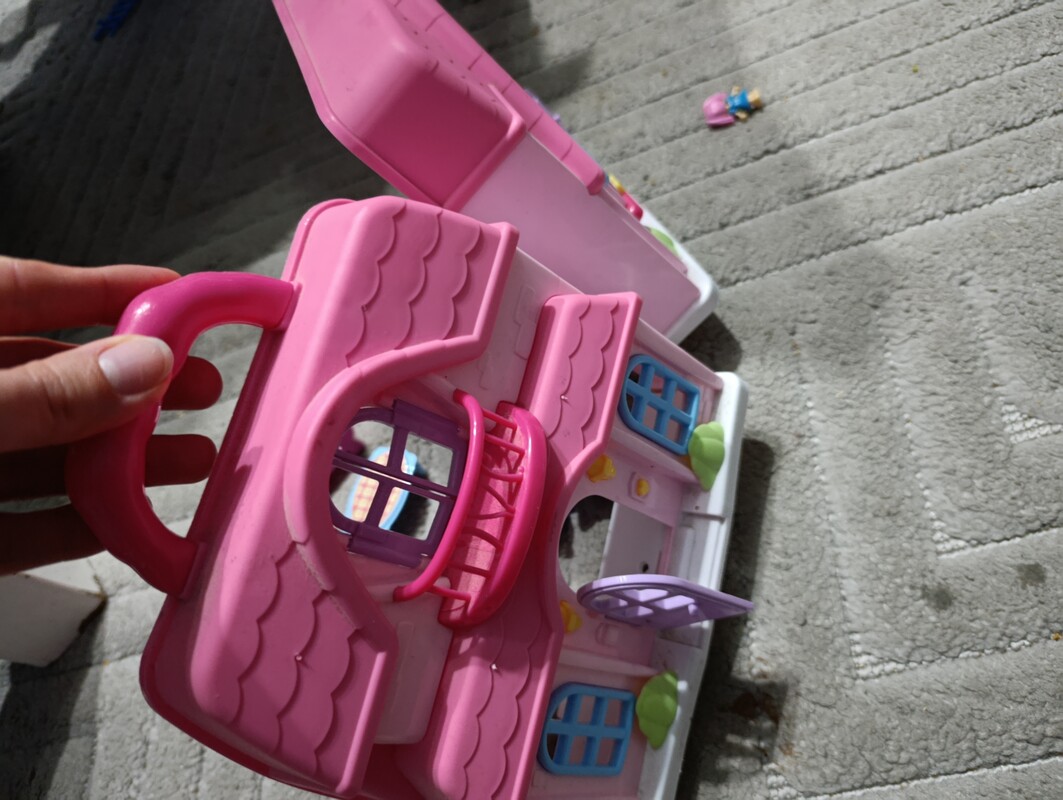 Elbląg Sprzedam rozkładany domek z małymi laleczkami i meblami. Stan bardzo dobry. Kontakt sms