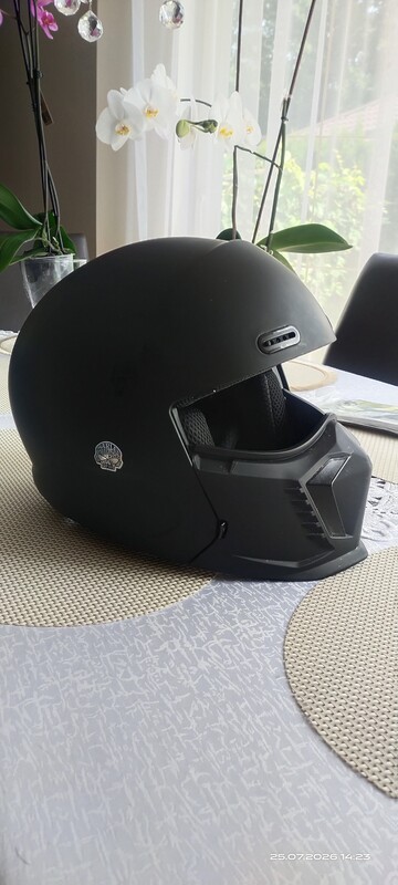 Elbląg Sprzedam Kask motocyklowy, rowerowy lub na hulajnogę. Kask czarny mat XL z blendą i odpinaną szczęką, bardzo