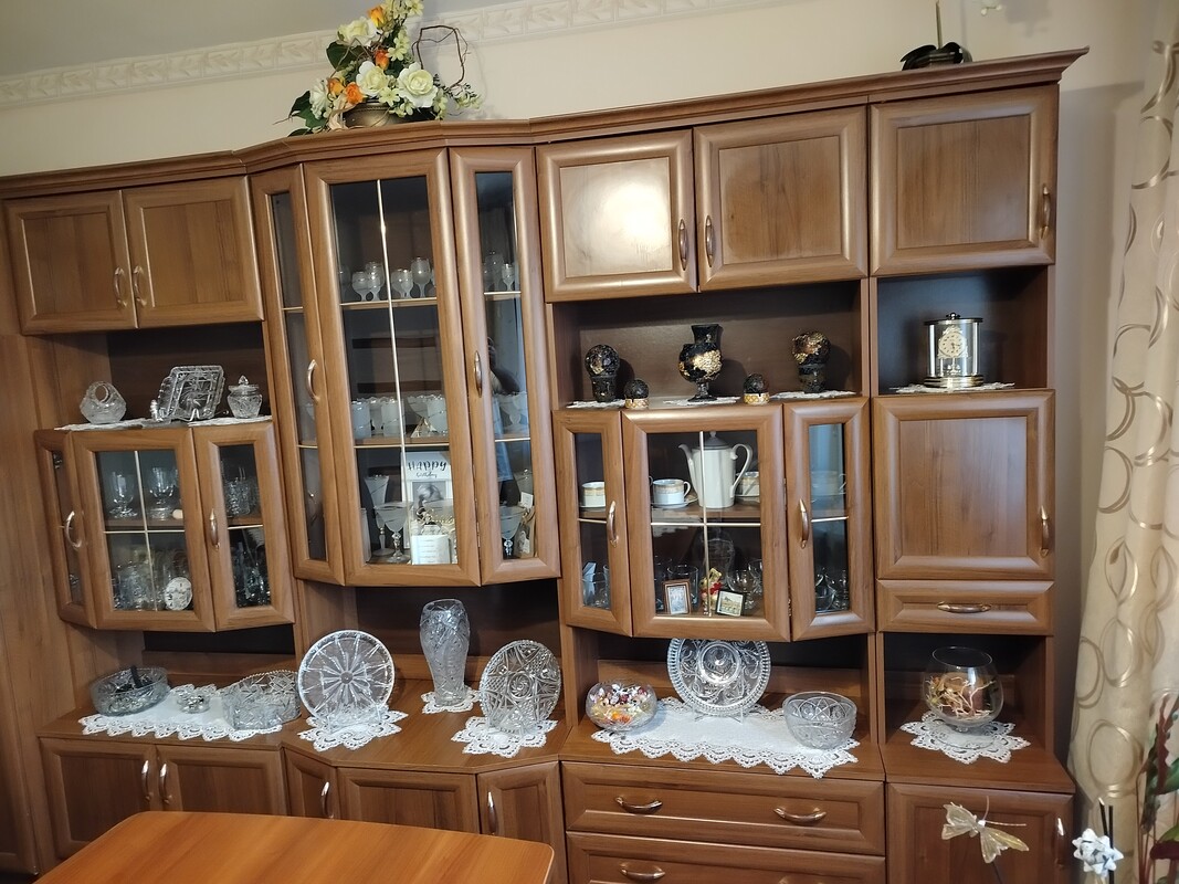 Elbląg Segment w dobrym stanie, pojemny, oddam za paczkę kawy Nescafe Creme. Transport we własnym zakresie.