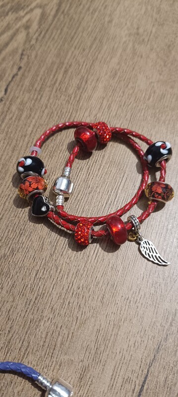 Elbląg Zestaw bransoletek z charmsami, stan wzorowy jak nowe, część srebrna. Doskonałe na prezent.