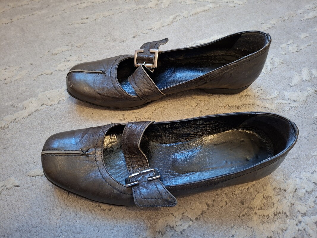 Elbląg Buty damskie rozm. 40.
Trzy pary po 100 PLN za parę.
W przypadku zakupu wszystkich trzech par razem - 200 pln.