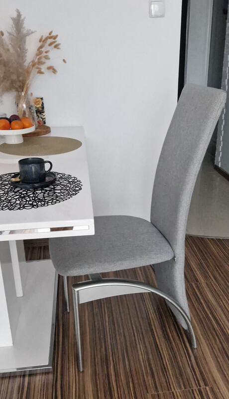 Elbląg Sprzedam 4 krzesła widoczne na zdjęciu. Wysokie oparcie, dobrze podpiera plecy. Cena dotyczy 1 sztuki. Odbiór