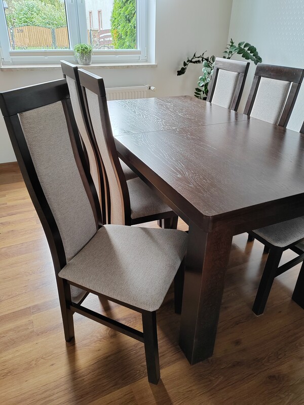 Elbląg Stół drewniany rozkładany 160/90  z 6     krzesłami. Stół posiada 2 wkładki 40 cm, dzięki nim może mieć długość